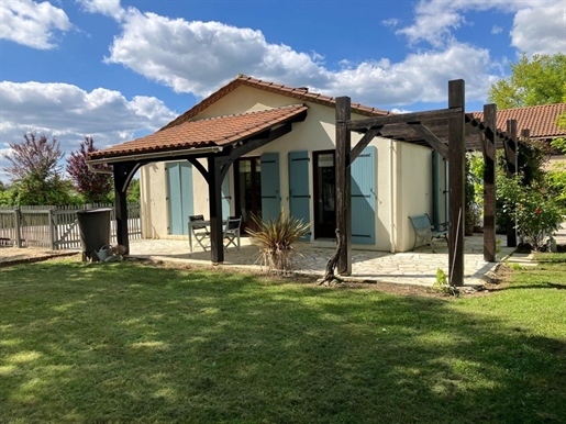 Immaculate house with pool, garden, large barn not far from Bergerac.