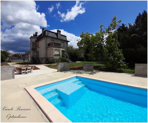 Sells exceptional property of about 315m² of living space with swimming pool, wooded land, fenced o