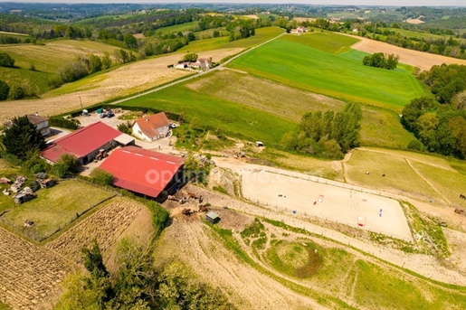 Landwirtschaftliches Anwesen mit Wohnhaus und Reitgebäuden mit Panoramablick