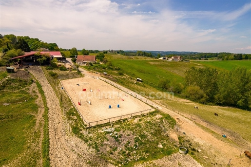 Propriété agricole avec maison d'habitation et bâtiments équestres avec vue panoramique