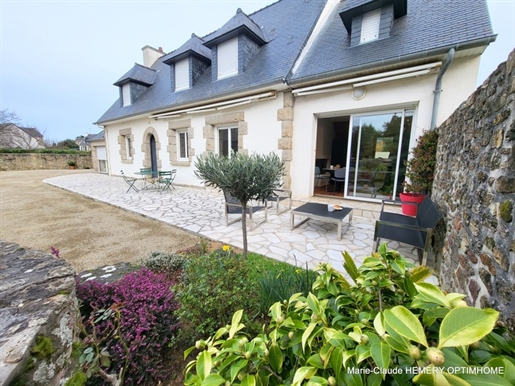 Heart of Lancieux and quiet, beaches and shops on foot for this 177m² house with 5/7 bedrooms includ
