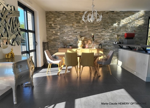 Dinard, Stone house of 220 m² renovated in 2014 with indoor swimming pool. 5/6 en-suite bedrooms.