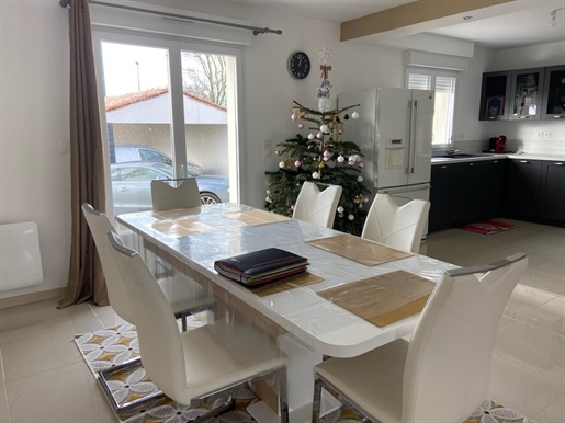 Mareuil sur Lay Residential area Recent villa on one level great comfort 3 bedrooms with garden C