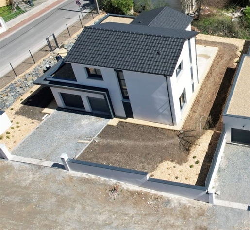 House with 4 bedrooms, one of which is on the ground floor