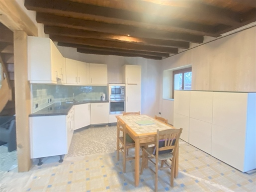 Terraced house of 90 m² to finish restoring, with outbuildings on land of 1593m² €69,000