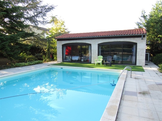Von einem Architekten entworfene Villa auf einer Ebene mit großem beheiztem Pool und Poolhaus zukün