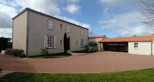 10Mn La Roche sur Yon, mansion with large outbuilding & swimming pool, on plot of 2236M², 51