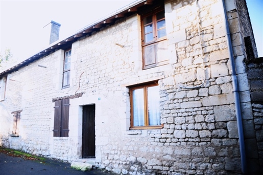 In een charmant gehucht in de stad Pussigny, oud huis met bijna 100 m² woonoppervlak