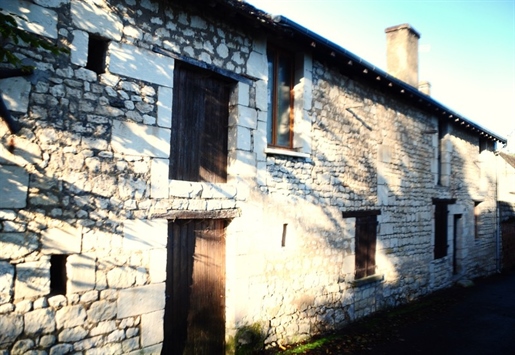 Dans un charmant hameau sur la commune de Pussigny, maison ancienne offrant près de 100 m² habitable