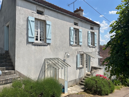 Noyers 7min: 85m² house, 5 rooms, 3 bedrooms, outbuildings, garage, adjoining garden. Price: €118,00