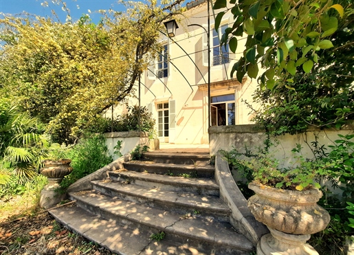 Nîmes Center, Exceptional bourgeois house for sale on 1700m2 of land, rare view.