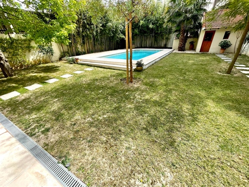 Nimes, city center, five minutes from the Jardins de La Fontaine: 8-room mansion with garden, swimmi