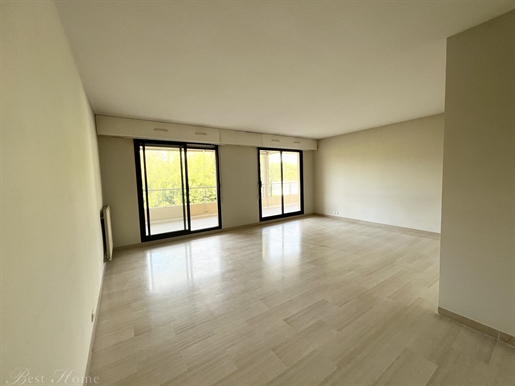 For sale in Nimes Revolution district: type 3 apartment with Terrace, Garage in residence with Park