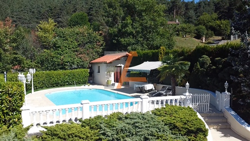 Muy bonita villa con piscina de calidad y parque arbolado.