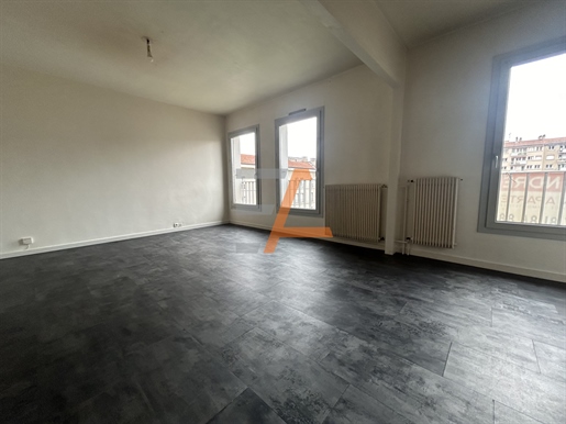 'To be seized! Charming type 3 apartment, completely renovated, on the 2nd and last floor.