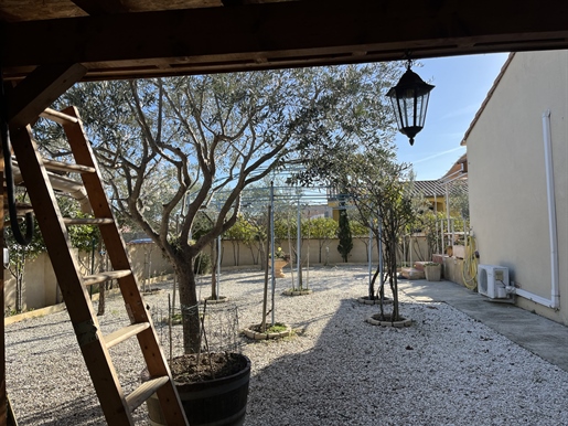 Villa de plain pied avec terrasse 5 pièces et jardin arboré