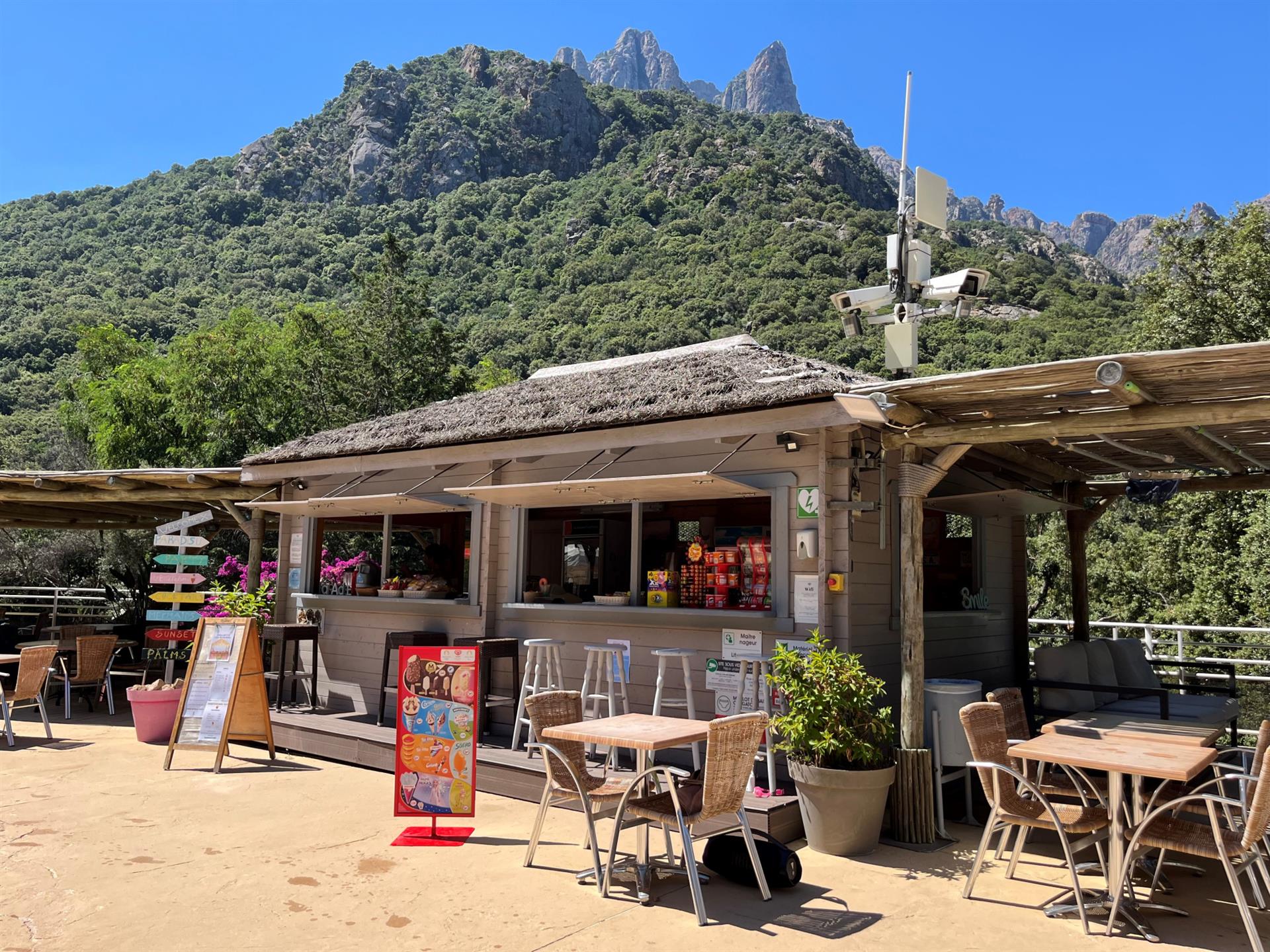 Walls and Funds, Open Air Hotel Corsica West Coast