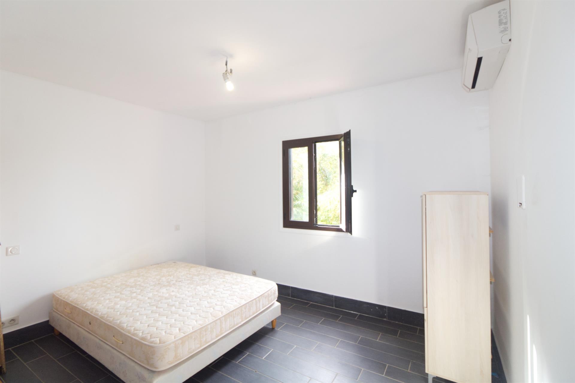 Quiet ground floor apartment in Porto with terrace.