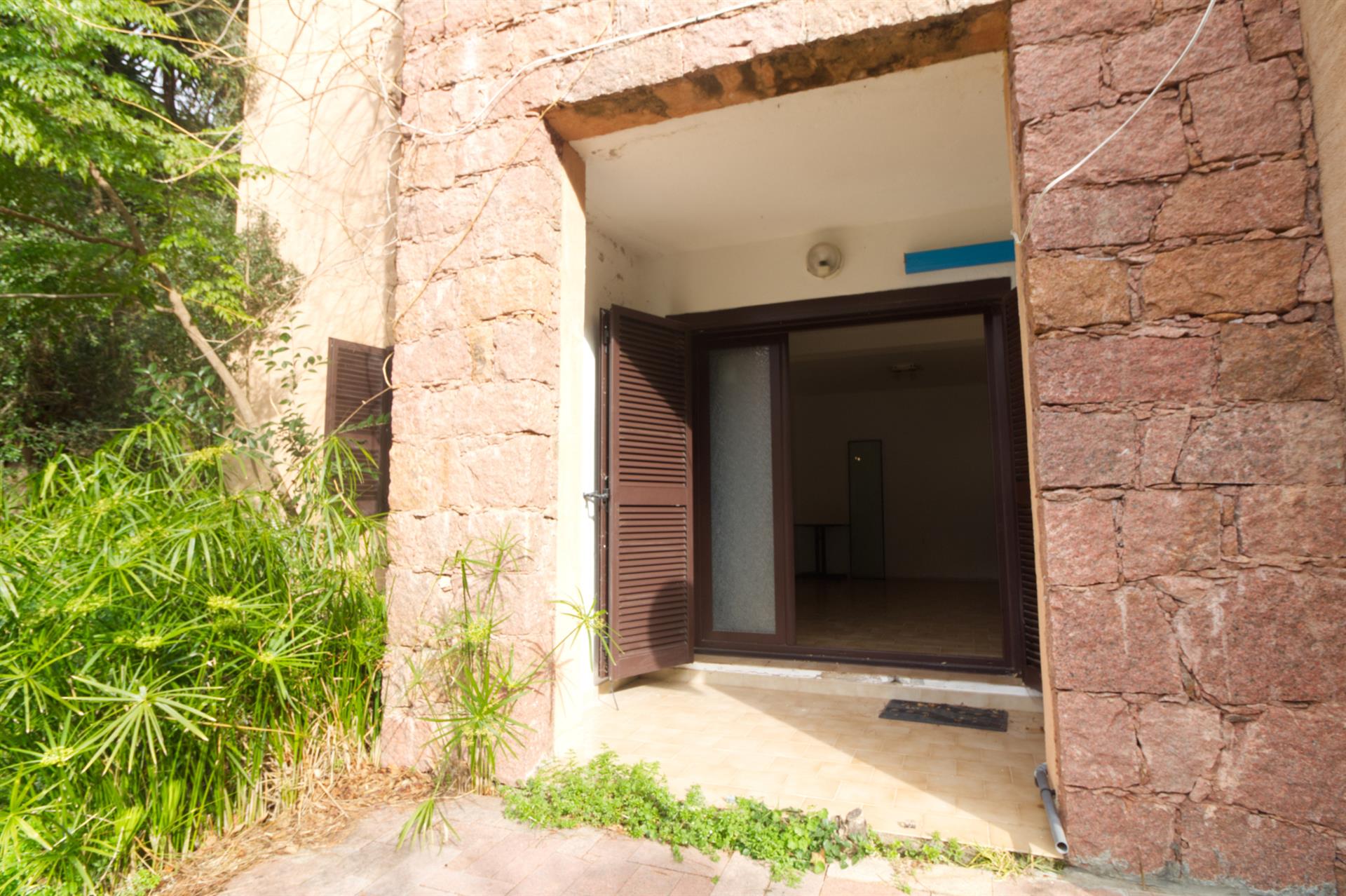 Quiet ground floor apartment in Porto with terrace.