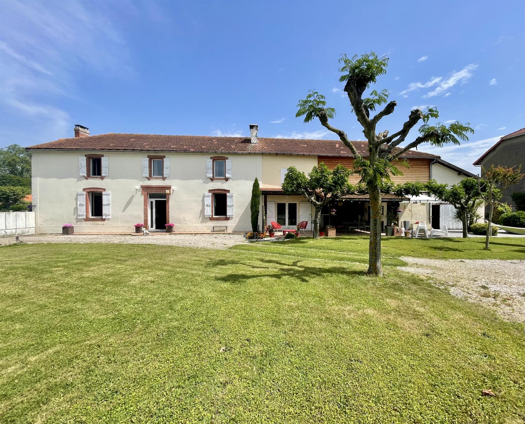 Beautiful house of 205.48 m2 in Camalès
