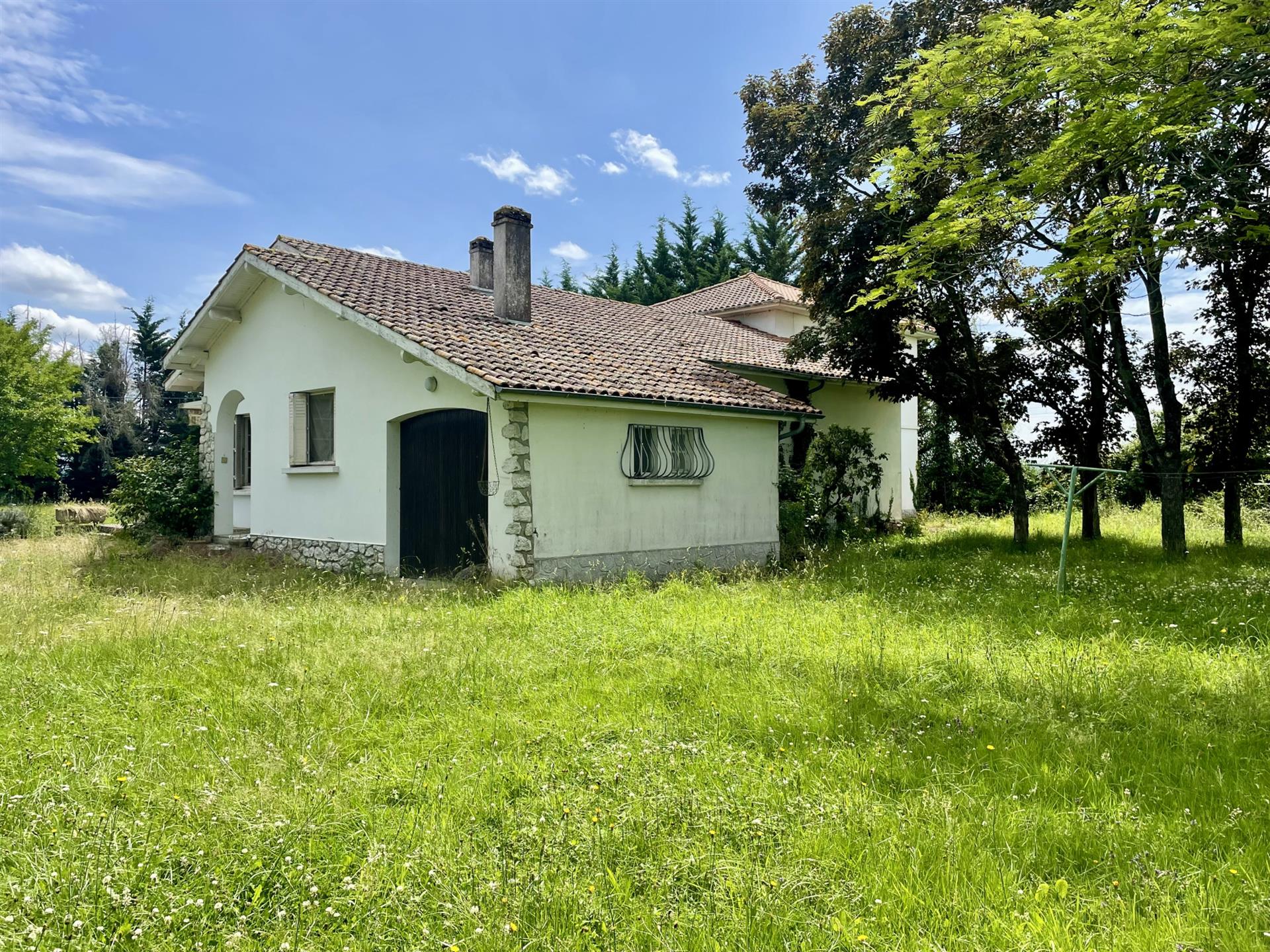 In a quiet village 10 km from Vic-en-Bigorre