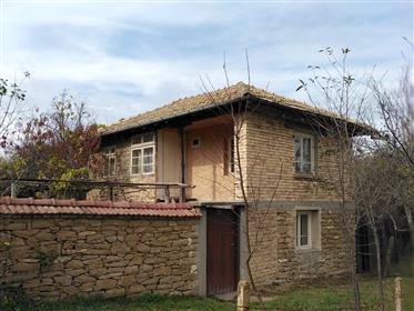 Country house with a lovely yard and fertile land