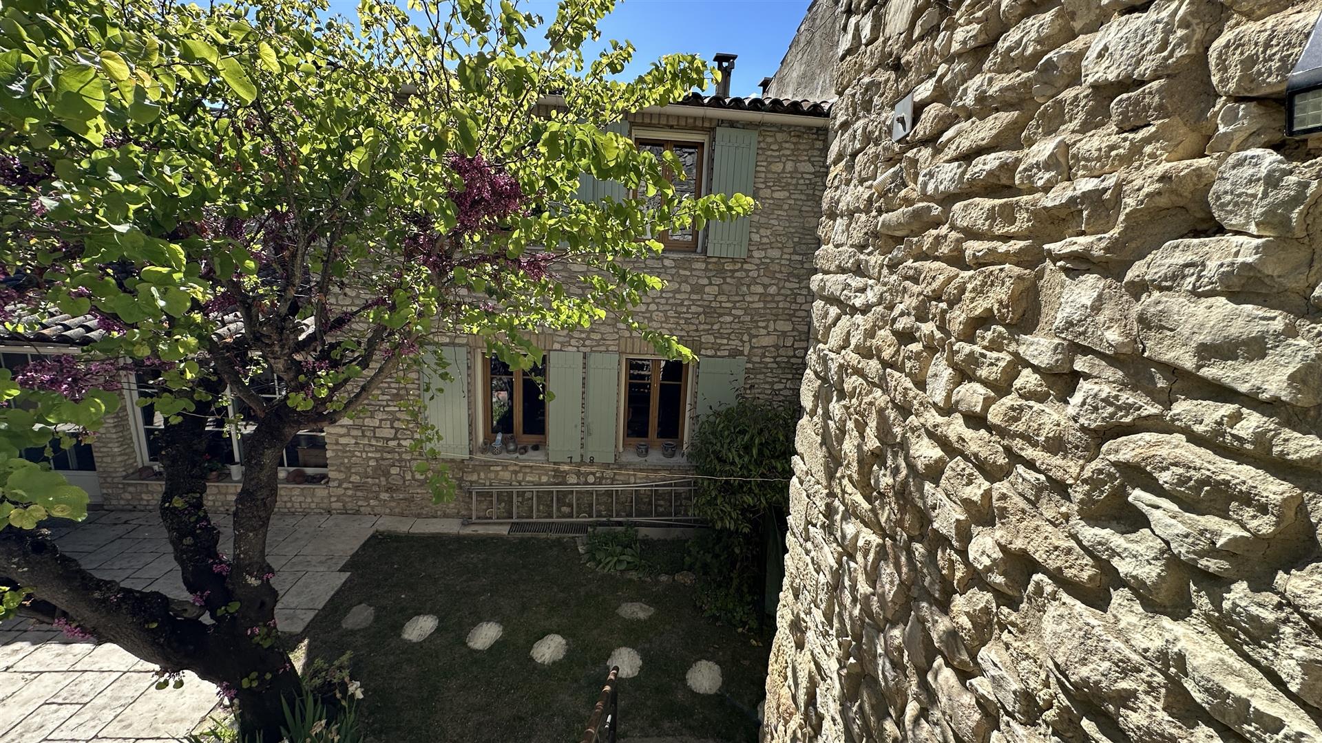 Stone hamlet house in Gordes