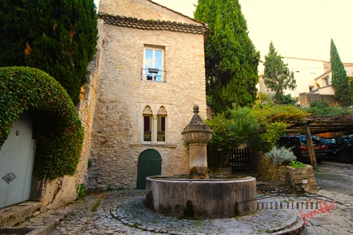 Village house in the heart of the historic center of Vaison la Romaine.