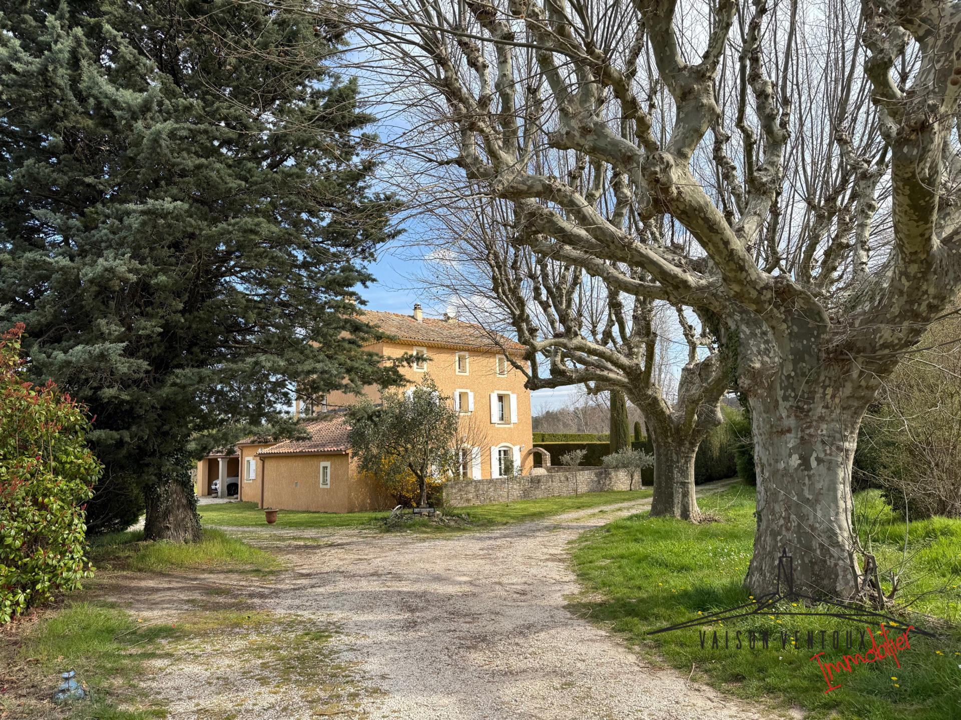 Farmhouse in Provence with swimming pool on 1 ha
