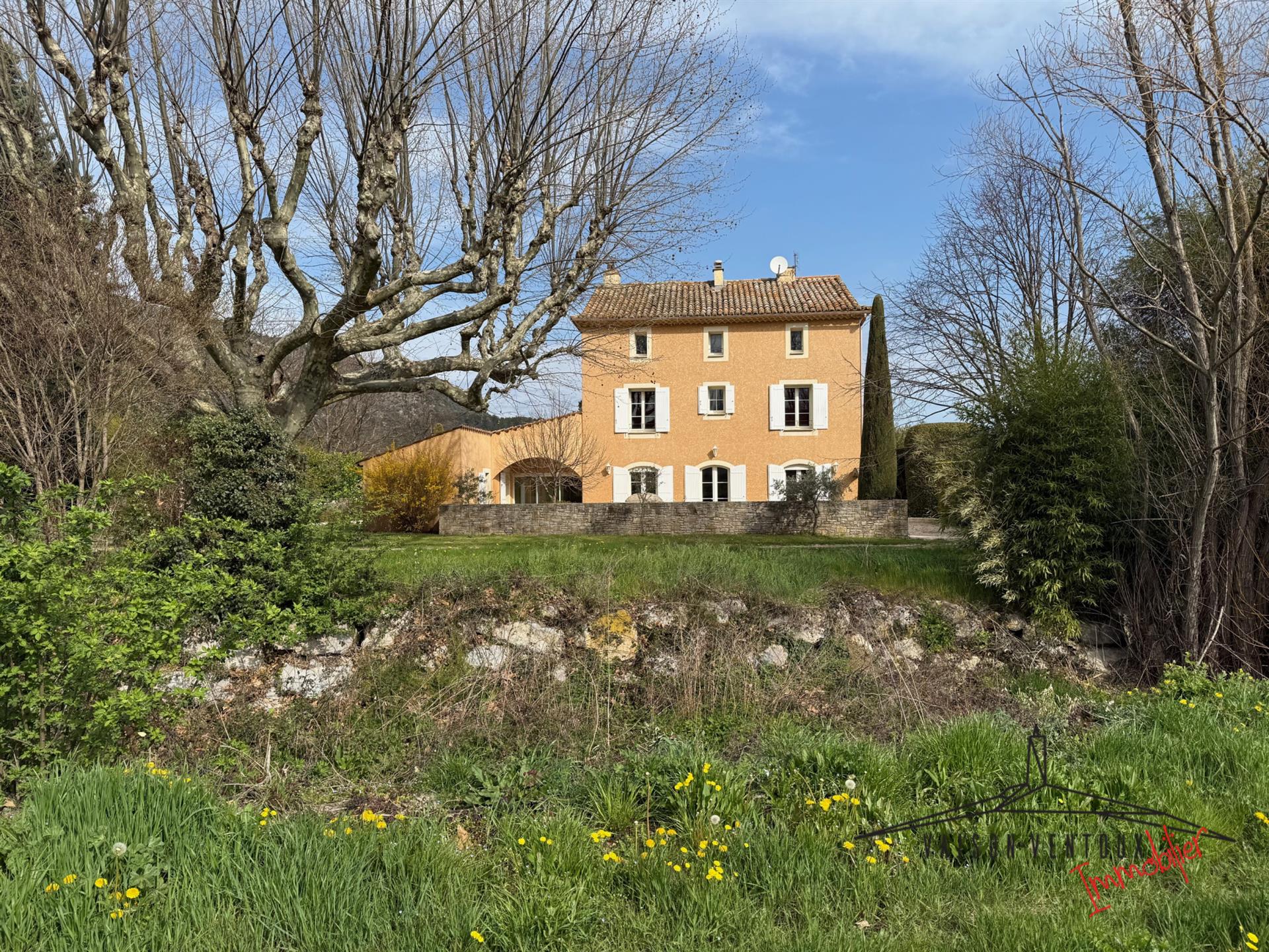 Farmhouse in Provence with swimming pool on 1 ha