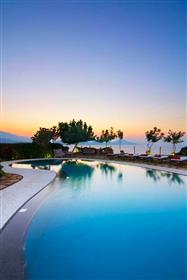 Luxurious Villa In Northern Crete