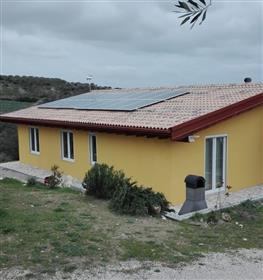 Ett självständigt ekologiskt hus på Sardinien