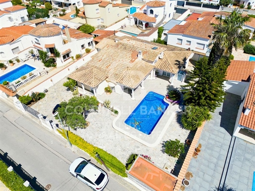 Bonita casa de planta baja con piscina y garaje en venta en Empuriabrava