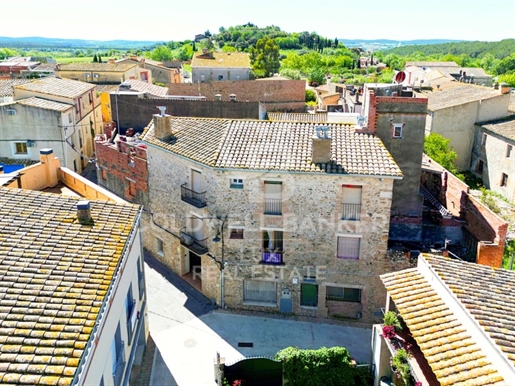 House to renovate in the centre of Pontós, Catalonia