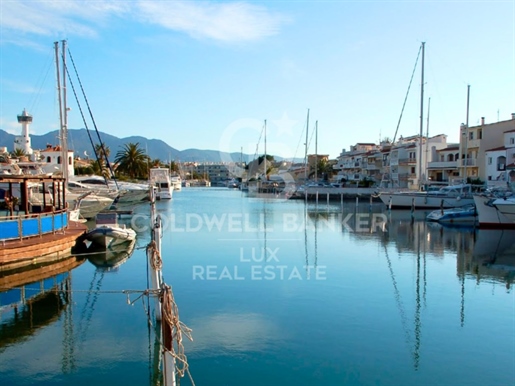 Mooring for sailboats and storage room for sale in Empuriabrava