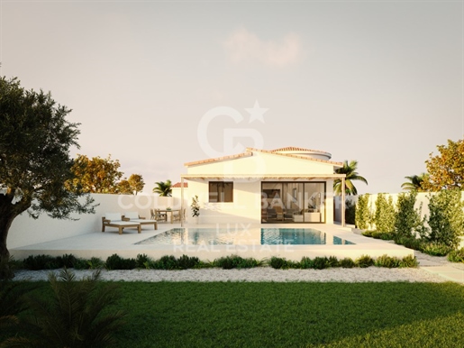 Villa avec amarrage, piscine et garage entièrement rénové