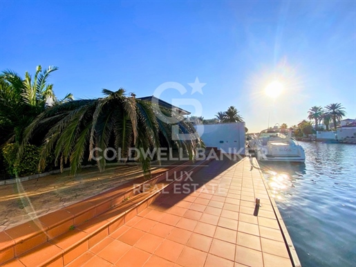 Villa with mooring, swimming pool and garage completely renovated