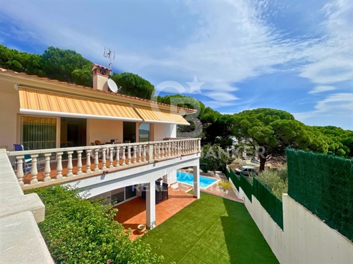 Hochstehendes Haus mit Meerblick und Pool in Llançà, Costa Brava