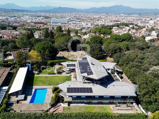 Luxusvilla mit Pool und Blick in in Girona, Spanien