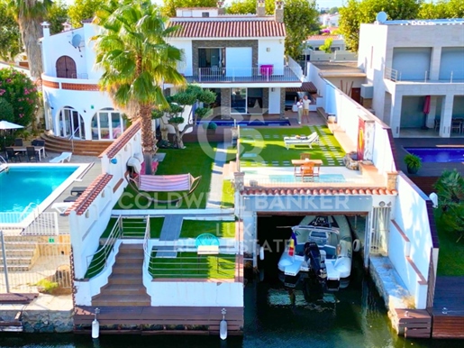 Unique luxury villa with 20m boat garage in Empuriabrava