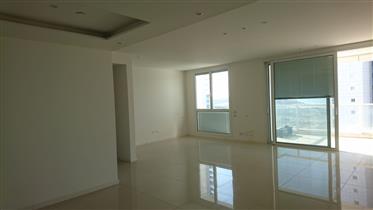 Nylig designet og vakker leilighet, romslig, lys!!!
