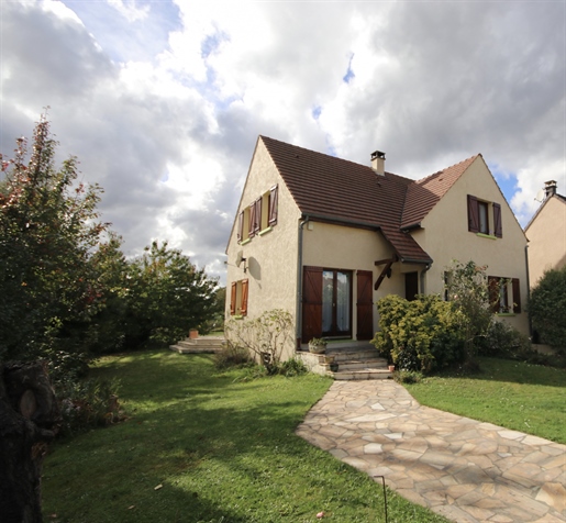 For sale in Bessancourt, pretty house of 145 m2, 5 bedrooms, full basement, on land of 829 m2.