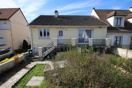 For sale in Mériel, house of 156 m2, 2 living rooms, 6 bedrooms, 2 bathrooms, on a plot of 400 m2
