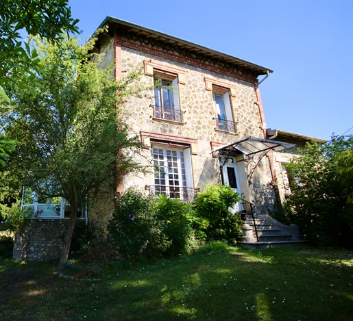 For sale in Bessancourt, beautiful property of 182 m2, 10 rooms, 8 bedrooms, barn, 690 m2 of land