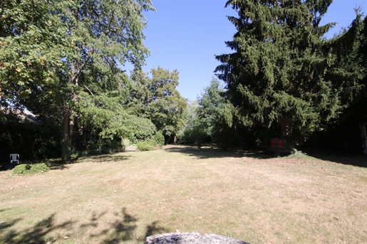 For sale in Bessancourt center, building land of 1002 m2