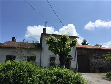Hus beliggende i en landsby