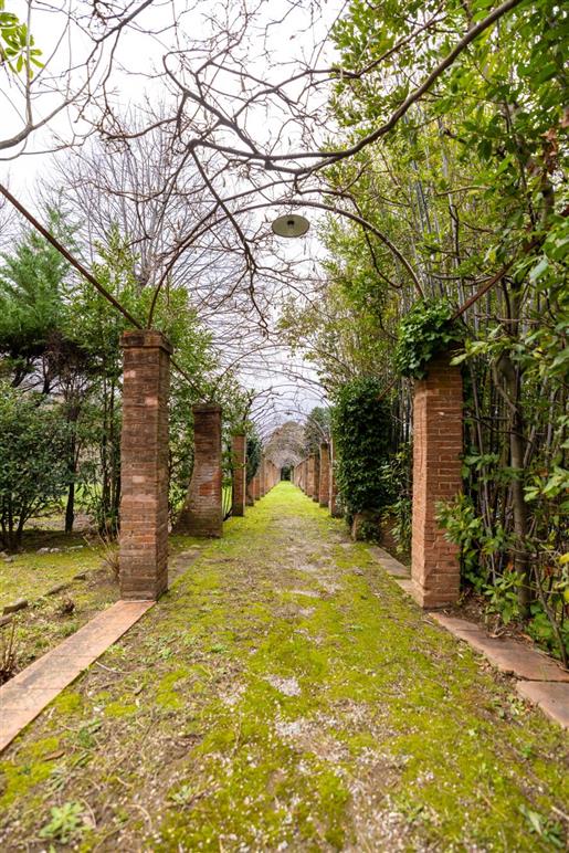 Exclusieve villa omgeven door groen in Pisa, Toscane