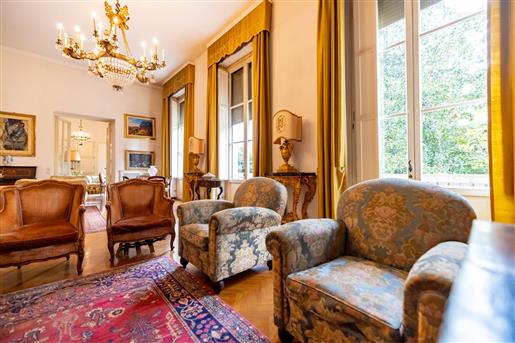 Luxe historische villa met panoramische toren aan de rivier de Arno