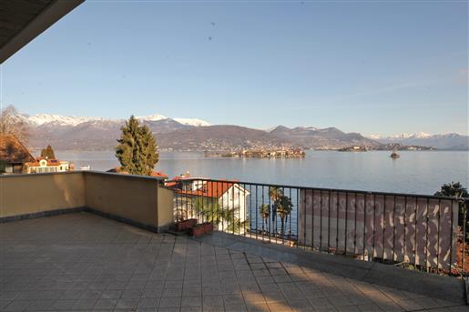 Superbe villa au bord du lac dans la ville de Stresa