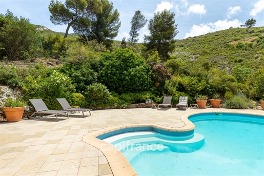 Marseille 9th, T7 house of 260m2 with swimming pool on wooded land of 2500m2 with view of the city